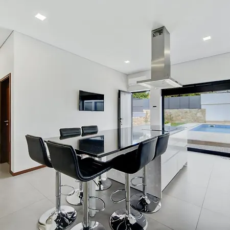3 Bedrooms With Private Pool Enclosed Garden And Wifi At 4*