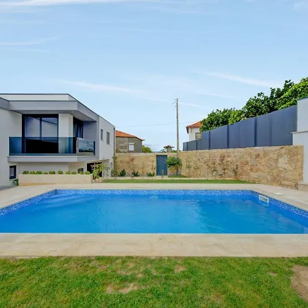 3 Bedrooms With Private Pool Enclosed Garden And Wifi At 4*