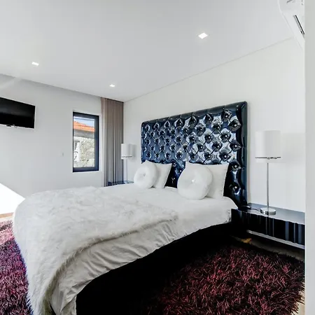 3 Bedrooms With Private Pool Enclosed Garden And Wifi At 4*