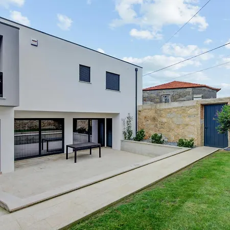 3 Bedrooms With Private Pool Enclosed Garden And Wifi At 4*