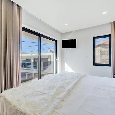 3 Bedrooms With Private Pool Enclosed Garden And Wifi At 4*